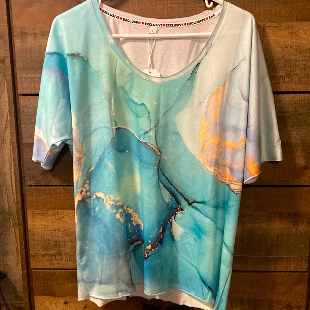NWT Stretchy contemporary design t-shirt